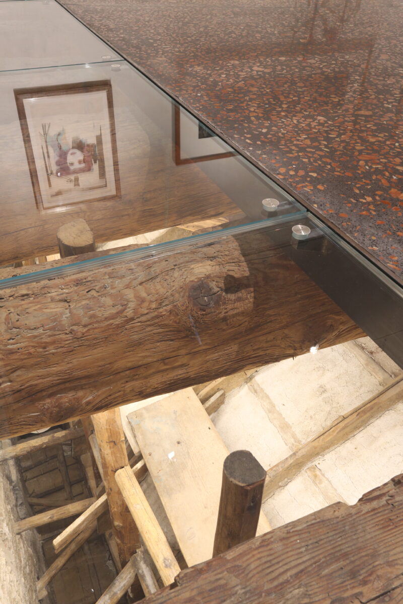 La lastra di vetro nel pavimento